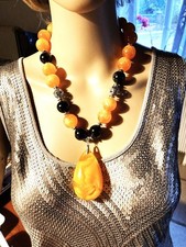 Collier de créateur Ambre orangé et noir 55 cm pendentif perles 20mm bijou femme