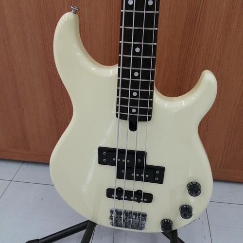 Guitare basse électrique