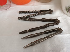 3 ANCIENS CASSE NOIX /NOISETTES METAL LOURD MANCHE FACONNE/OUVRAGE USAGE CUISINE