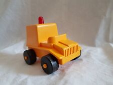 Ancienne voiture jaune avec