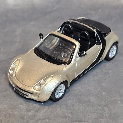 Petite voiture minature maisto - petite,