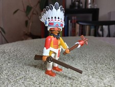 Western PLAYMOBIL 1993 - Chef indien coiffe & manchettes plumes, tomahawk, fusil