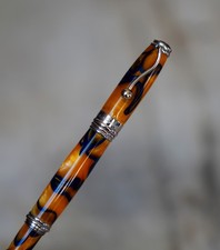 CHARMANT STYLO ROLLER JEAN-PIERRE LEPINE EN RESINE MARRON TIGREE & CHROME- 99 MM