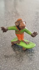 FIGURINE SINGE OMO VERT/ORANGE SUR SKATEBOARD HAUTEUR 4,5 CM