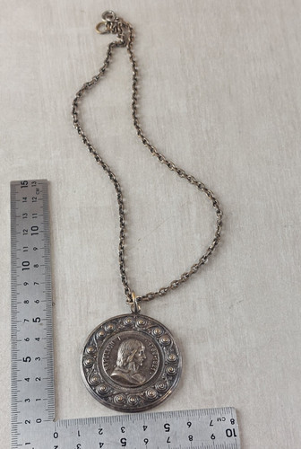 Ancien collier avec - , médaille