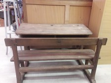 bureau d'écolier ancien en bois. bon état. manque les encriers