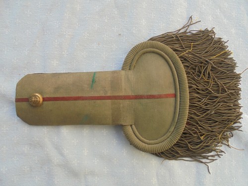Une epaulette de - ,