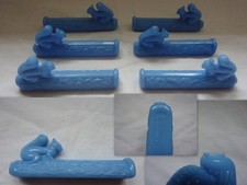 LOT DE 6 PORTES COUTEAUX EN VERRE BLEU ECUREUIL SIGNE  YER DEPOSE