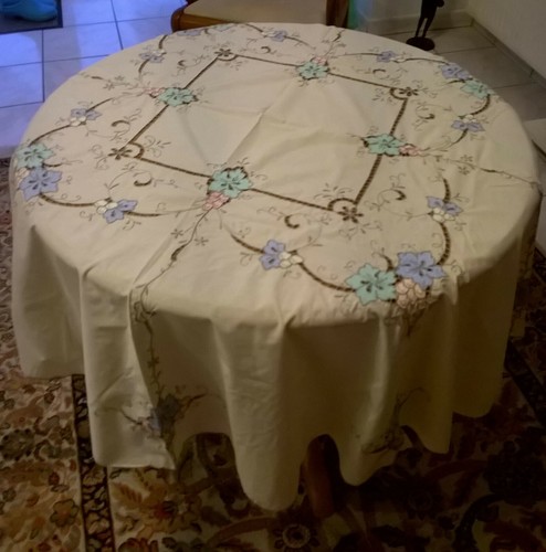 Nappe ronde avec broderies - , et