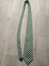 cravate lancel en soie verte avec motif fleurs 