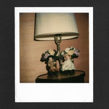 Polaroid, lampe, poupées