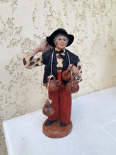 1 santon ancien habillé signé Devillaine  monsieur portant des poteries