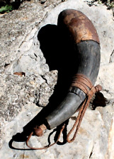 ancienne  boite a poudre en corne de bovin  et peau ( chasse )