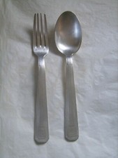 Duo d'une fourchette et d'une cuillère en métal argenté poinçonné monogramme MP