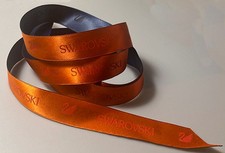 RUBAN SWAROVSKI EN SATIN ORANGER ET MARINE LETTRES TON SUR TON AVEC LE CYGNE