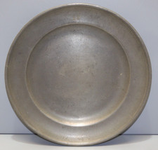 -ANCIENNE ASSIETTE RONDE EN ETAIN XVIII/XIXe Gravée R H sur le haut de l'aile  D