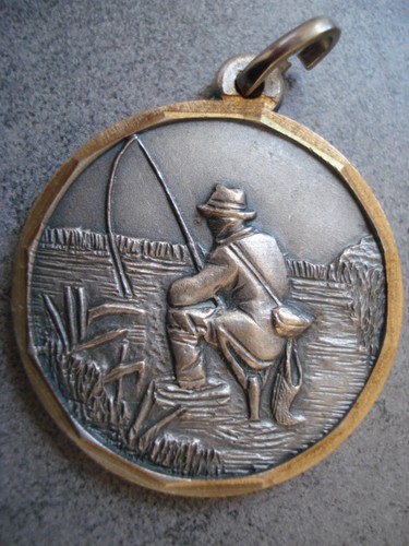 Medaille pecheur - le,