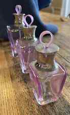 Bouteilles de parfum vide. Promesse de Cacharel.