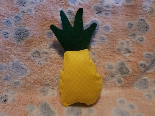 Catnip pineapple crinkle toy - pineapple,