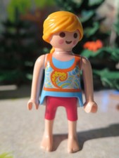 Femme blonde short vacances