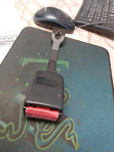 Attache ceinture avant droit