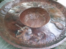 Grand plateau cuivré 84cm Gong?-art africain -décor repoussé, réceptacle central