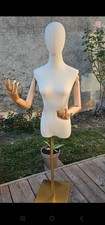 Mannequin femme articulé sur pied doré – tissu beige et bois naturel