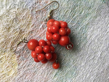 Boucles d’oreilles grappe de perles corail rouge en très bon état.