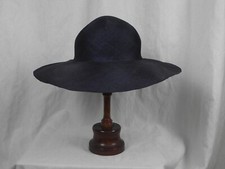 Chapeau en paille bleu marine