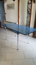 Table formica bleu avec tiroir marque Tublac +4 chaises bicolore même marque