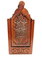 Farinière en noyer à suspendre, attributs de fleurs, époque XIX ème