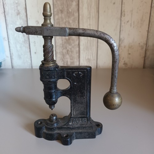 Ancienne presse œillets - a,