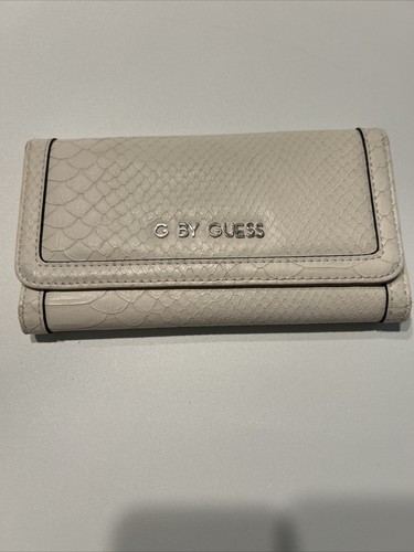 Guess wallet tag - by,