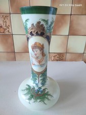 ANCIEN JOLI VASE EN OPALINE,  MOTIFS EN RELIEF..Jeune Femme..
