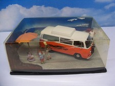 DIORAMA STYLE ROUTE BLEUE VW COMBI VOLKSWAGEN CAMPING CAR  boite vitrine 1/43