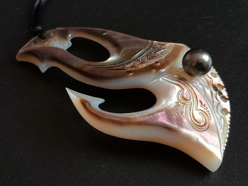 Pendentif hameçon nacre - en,