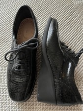 CHAUSSURES COMPENSEES A LACETS CONFORT HIRICA P37,5 noires vernies façon lézard