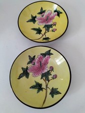 Duo d’assiettes décoratives vintage chinoises à décor floral sur fond jaune