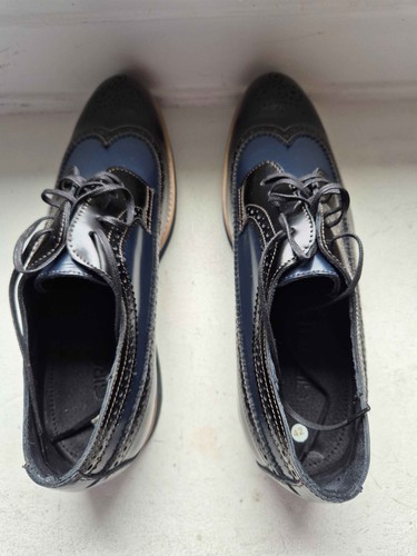 Une paire chaussures - de,