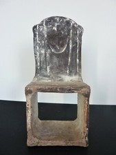 Chaise miniature en terre