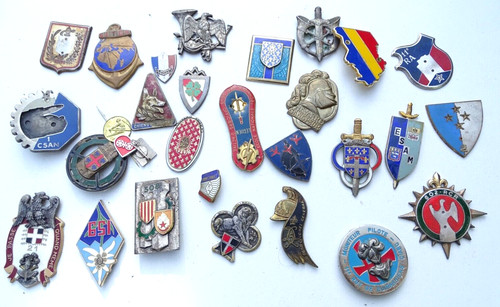 Lot insignes militaires à - d'insignes,