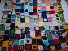 GRAND PLAID/COUVERTURE VINTAGE FAIT MAIN, CROCHET PURE LAINE, CARRÉS COULEURS 