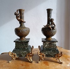 Paire de vases en régule sur