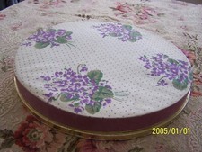 Ancienne boite à chocolats au décor de violettes. Grandes dimensions. Rond Ref 6