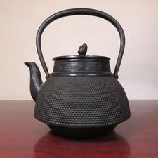 Théière ancienne en fonte avec couvercle Tetsubin Seijudo bel état