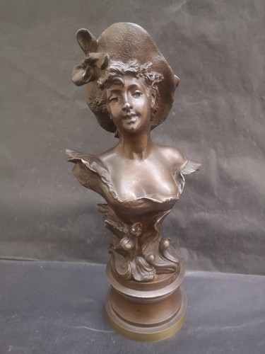 Figurine femme art nouveau
