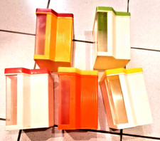 VINTAGE LOT DE 5  BOITES VERSEUSES   PLASTIQUE  ETAT D USAGE ANNEES  1970