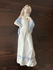 Statue Femme Porcelaine