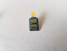 Pin's PARFUM - Retiens La nuit - Johnny Hallyday Parfums (Version 1)