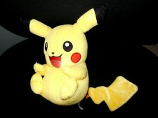 doudou peluche Pikachu POKEMON TOMY 2017 - 17cm